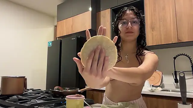 Alicatcua_'s Live Chat Room