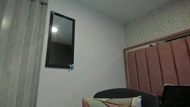 Kiara_Fox__ লাইভ চ্যাট রুম