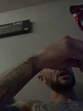 Chat soba uživo modela KingDick-QueenTrick