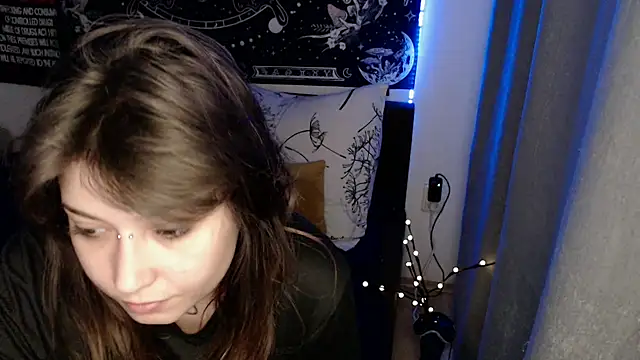 AlienforTwenty Adlı Modelin Canlı Sohbet Odası