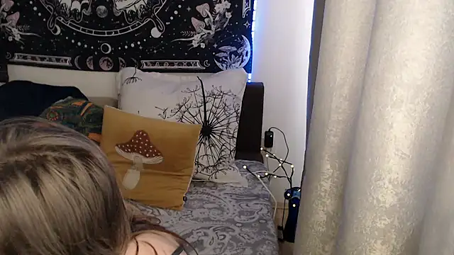 AlienforTwenty Adlı Modelin Canlı Sohbet Odası