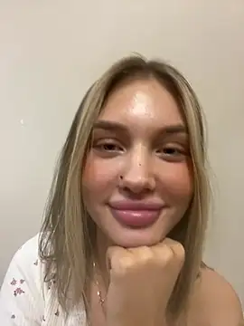 Alisa-Wet Adlı Modelin Canlı Sohbet Odası