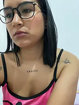Val12777 Adlı Modelin Canlı Sohbet Odası