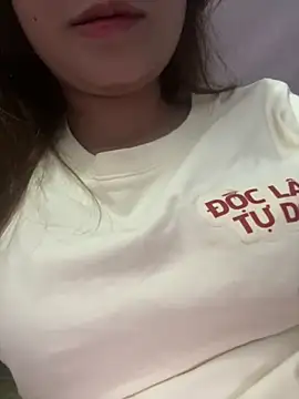 Thanhhuyen001 Adlı Modelin Canlı Sohbet Odası