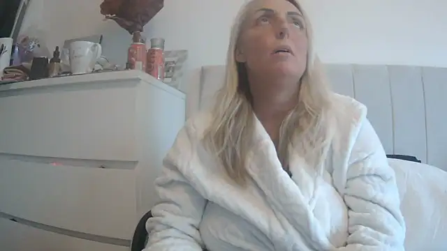 theblondecocklover élő chatszobája