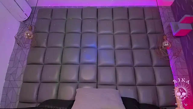 kira_vance's Live Chat Room