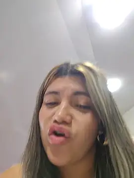 Ivy_enjoy Adlı Modelin Canlı Sohbet Odası