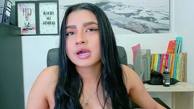 Emilyy05_ Adlı Modelin Canlı Sohbet Odası