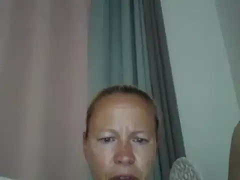 jennyblondeuk's Live Chat Room