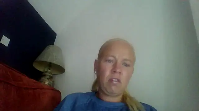 jennyblondeuk's Live Chat Room