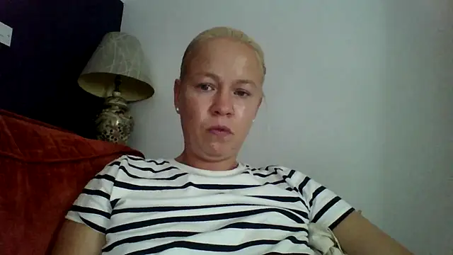 חדר צ'אט בשידור חי של jennyblondeuk