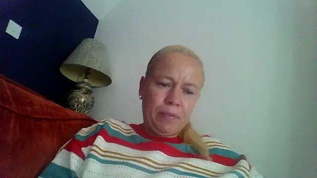 jennyblondeuk Live chatroom