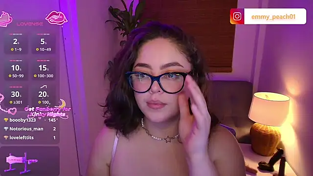 Emmy_peach1 Adlı Modelin Canlı Sohbet Odası