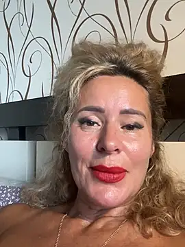 Tania201243's Live Chat Room