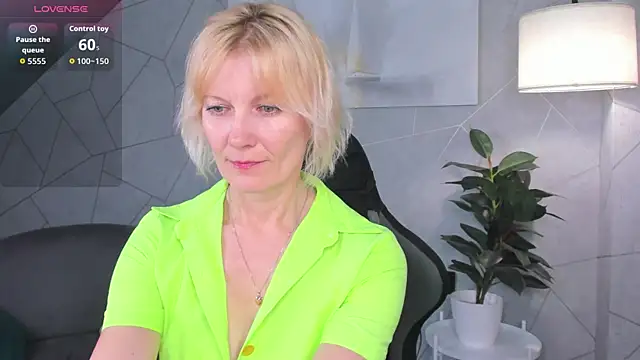 Julie_Lucas Adlı Modelin Canlı Sohbet Odası