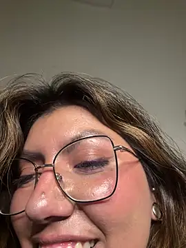 Miickinow Adlı Modelin Canlı Sohbet Odası