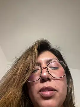 Miickinow Adlı Modelin Canlı Sohbet Odası