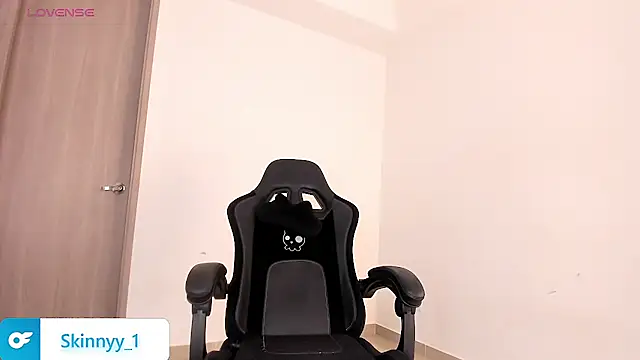 skinnyy__16's Live Chat Room