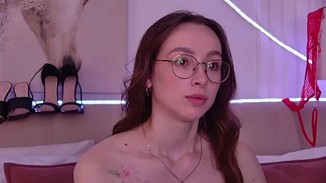 Emily_Simon Adlı Modelin Canlı Sohbet Odası