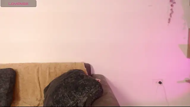 חדר צ'אט בשידור חי של chloe_peach_