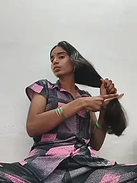 Cute-Natashaa Adlı Modelin Canlı Sohbet Odası