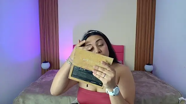 IvonneRoss_'s Live Chat Room