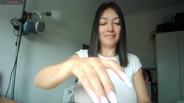 Yulian_Milf Adlı Modelin Canlı Sohbet Odası