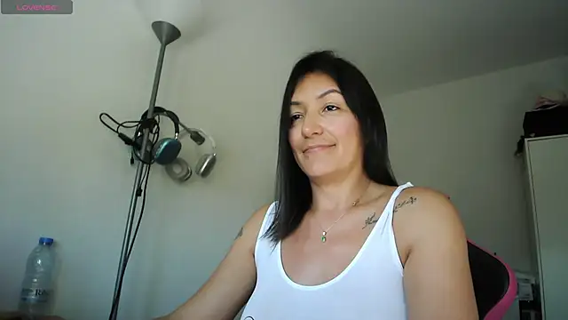 Yulian_Milf Adlı Modelin Canlı Sohbet Odası