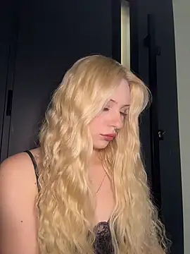 Seks show uživo modela DayaFoxy na kameri