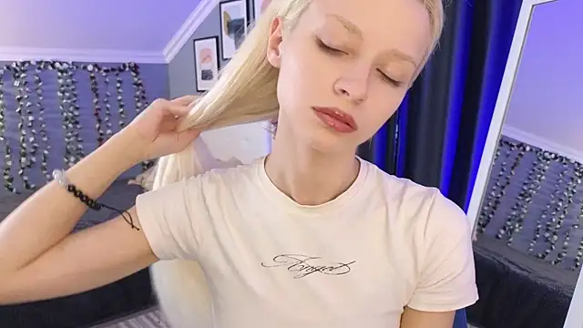 Naomi_Demio élő chatszobája