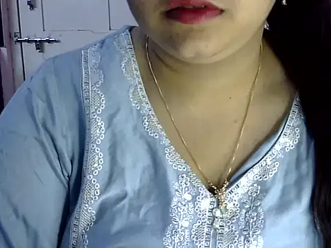 Cute_Aliyaa Adlı Modelin Canlı Sohbet Odası