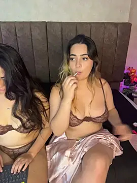 חדר צ'אט בשידור חי של Antonella_Julieta