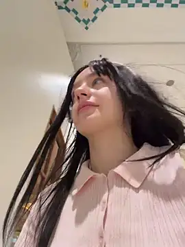 חדר צ'אט בשידור חי של MiaTee