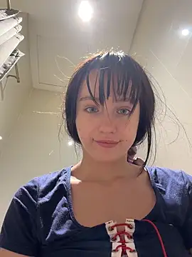 MiaTee Adlı Modelin Canlı Sohbet Odası