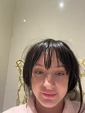חדר צ'אט בשידור חי של MiaTee