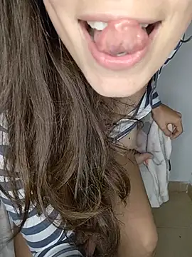 sukinira Adlı Modelin Canlı Sohbet Odası