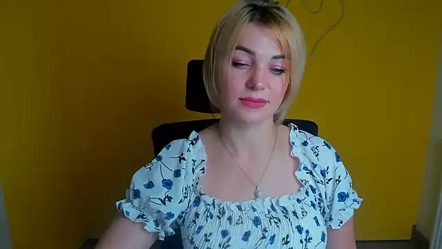 CuttieEmma Adlı Modelin Canlı Sohbet Odası