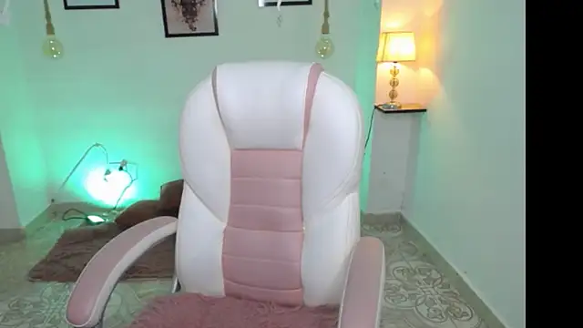 adhara_11 Adlı Modelin Canlı Sohbet Odası