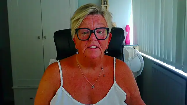 BridgetBlueEyes' Live Chat Room