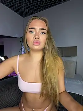 MonicaWestt Adlı Modelin Canlı Sohbet Odası