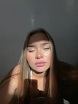 חדר צ'אט בשידור חי של MonicaWestt