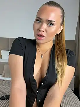 MonicaWestt's Live Chat Room