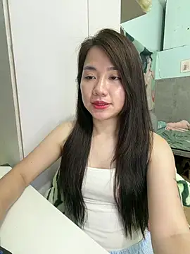 Amy8386 Adlı Modelin Canlı Sohbet Odası