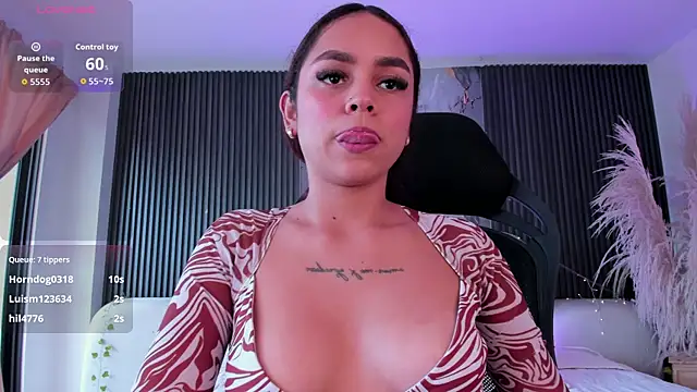 CarolineFyre's Live Chat Room