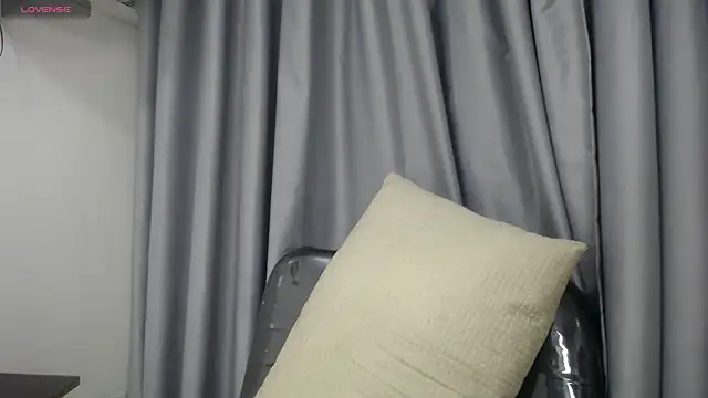 yaazhinii Adlı Modelin Canlı Sohbet Odası