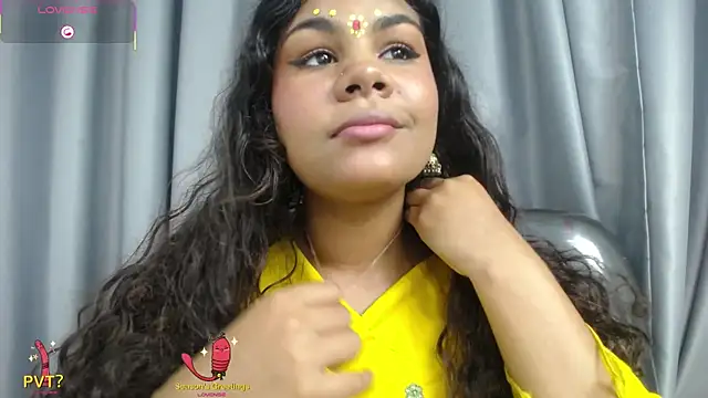 yaazhinii Live chatroom