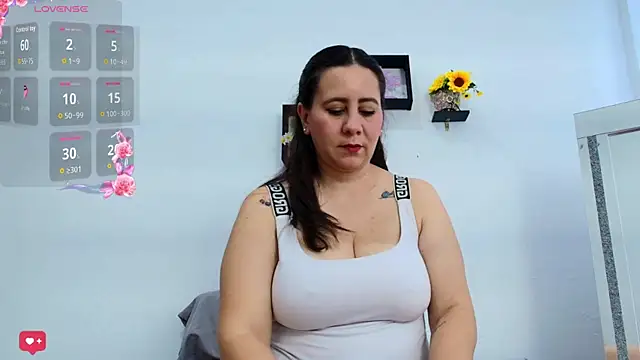 Sophie_Tyler's Live Chat Room