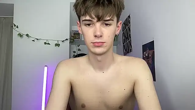Seks show uživo modela YourMilkyGuy na kameri