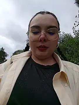 Juliet_elary Adlı Modelin Canlı Sohbet Odası