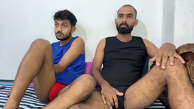 Seks show uživo modela DesiDaddyandSon na kameri